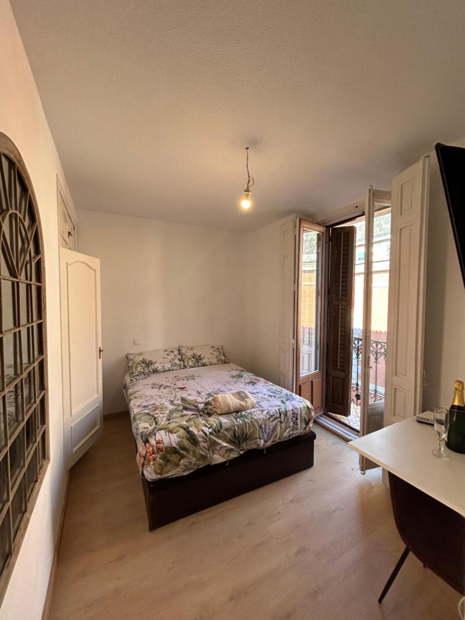 Room In Plaza Mayor Madrid Buitenkant foto