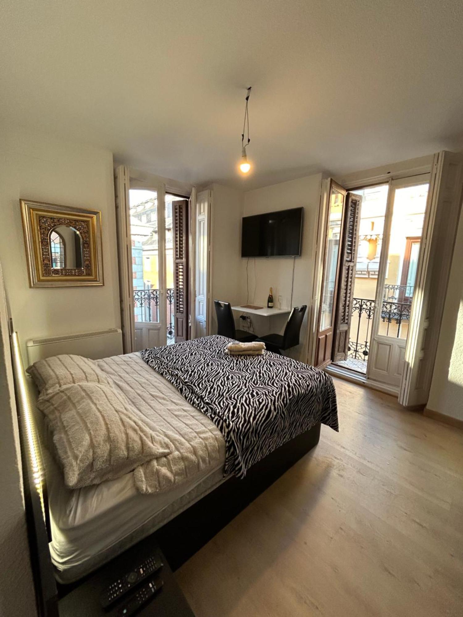 Room In Plaza Mayor Madrid Buitenkant foto